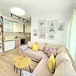 Cozy 1 Bedroom Apartment Near Parks, Cafes & Restaurants